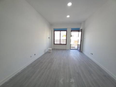 T3 DUPLEX TOTALMENTE REMODELADO | 300M DA PRAIA | COSTA DA CAPARICA