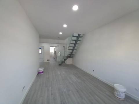 T3 DUPLEX TOTALMENTE REMODELADO | 300M DA PRAIA | COSTA DA CAPARICA