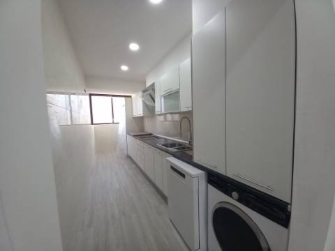 T3 DUPLEX TOTALMENTE REMODELADO | 300M DA PRAIA | COSTA DA CAPARICA