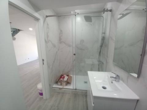 T3 DUPLEX TOTALMENTE REMODELADO | 300M DA PRAIA | COSTA DA CAPARICA