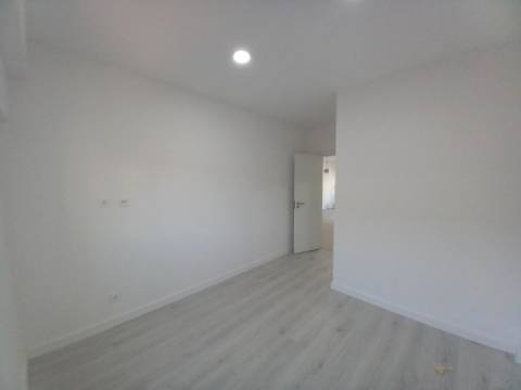 T3 DUPLEX TOTALMENTE REMODELADO | 300M DA PRAIA | COSTA DA CAPARICA