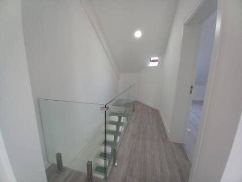 T3 DUPLEX TOTALMENTE REMODELADO | 300M DA PRAIA | COSTA DA CAPARICA