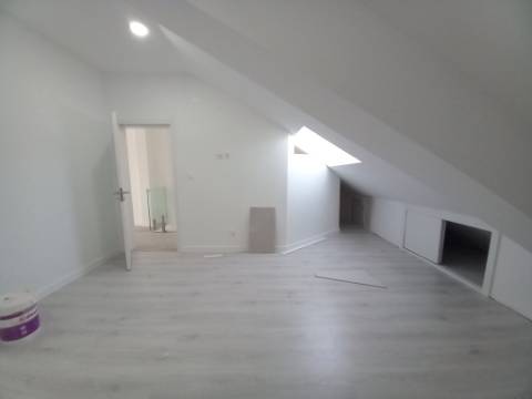 T3 DUPLEX TOTALMENTE REMODELADO | 300M DA PRAIA | COSTA DA CAPARICA
