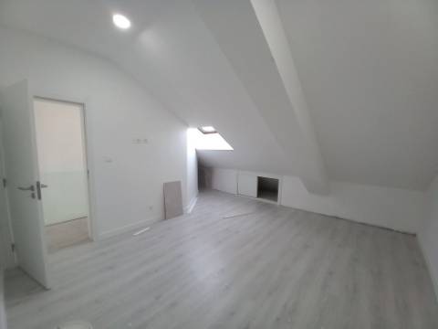 T3 DUPLEX TOTALMENTE REMODELADO | 300M DA PRAIA | COSTA DA CAPARICA