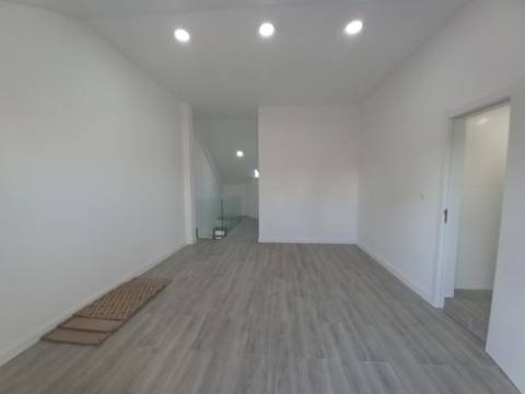 T3 DUPLEX TOTALMENTE REMODELADO | 300M DA PRAIA | COSTA DA CAPARICA