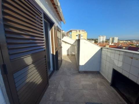 T3 DUPLEX TOTALMENTE REMODELADO | 300M DA PRAIA | COSTA DA CAPARICA