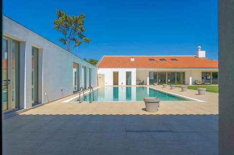 Moradia T5 em U na Aroeira com Conforto e Elegância Excecional