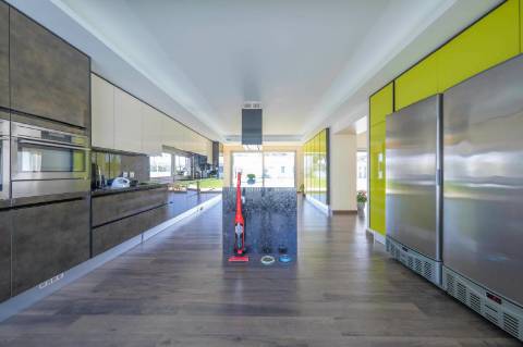 Moradia T5 em U na Aroeira com Conforto e Elegância Excecional