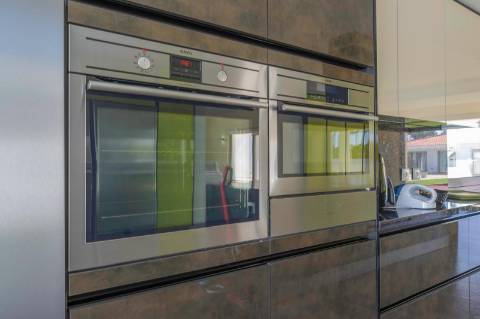 Moradia T5 em U na Aroeira com Conforto e Elegância Excecional