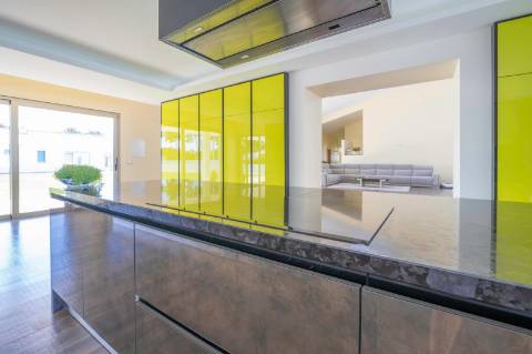 Moradia T5 em U na Aroeira com Conforto e Elegância Excecional