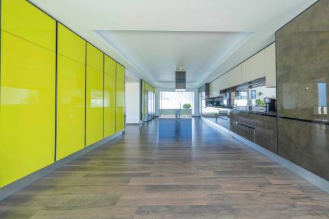 Moradia T5 em U na Aroeira com Conforto e Elegância Excecional