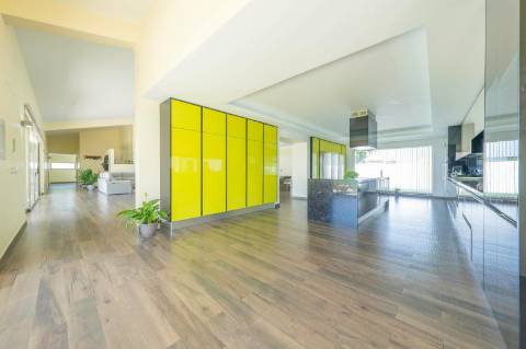 Moradia T5 em U na Aroeira com Conforto e Elegância Excecional