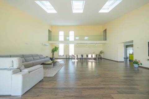 Moradia T5 em U na Aroeira com Conforto e Elegância Excecional