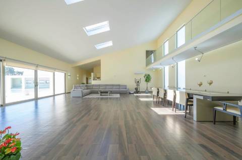 Moradia T5 em U na Aroeira com Conforto e Elegância Excecional