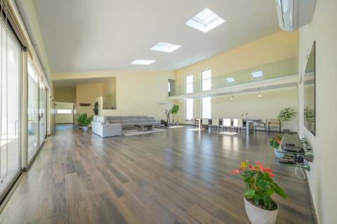 Moradia T5 em U na Aroeira com Conforto e Elegância Excecional