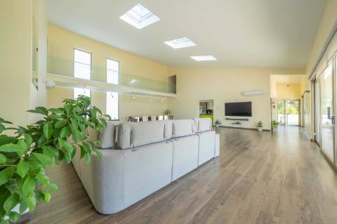 Moradia T5 em U na Aroeira com Conforto e Elegância Excecional