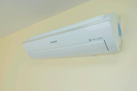 Moradia T5 em U na Aroeira com Conforto e Elegância Excecional