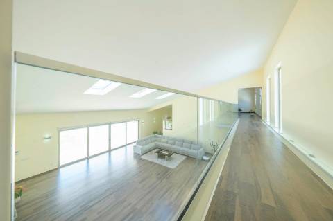 Moradia T5 em U na Aroeira com Conforto e Elegância Excecional