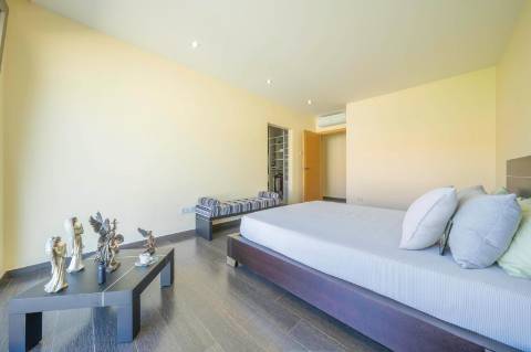 Moradia T5 em U na Aroeira com Conforto e Elegância Excecional