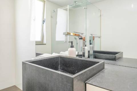 Moradia T5 em U na Aroeira com Conforto e Elegância Excecional