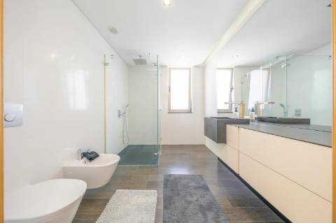 Moradia T5 em U na Aroeira com Conforto e Elegância Excecional