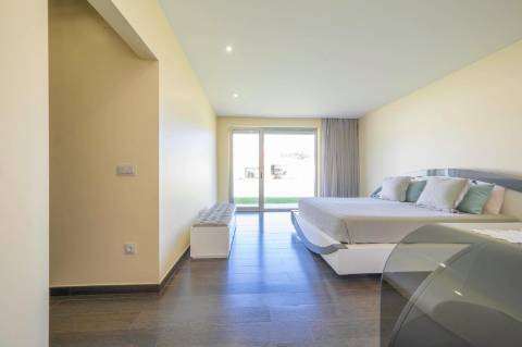 Moradia T5 em U na Aroeira com Conforto e Elegância Excecional