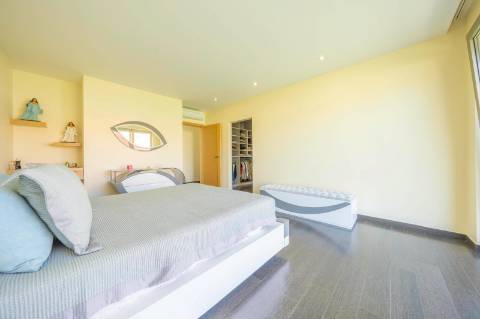 Moradia T5 em U na Aroeira com Conforto e Elegância Excecional