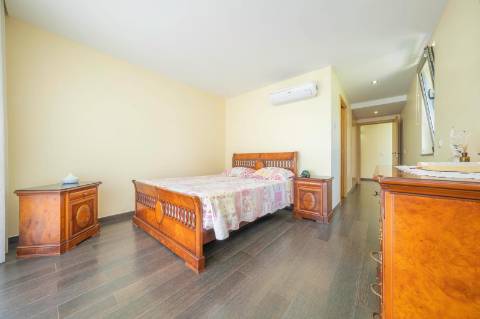 Moradia T5 em U na Aroeira com Conforto e Elegância Excecional