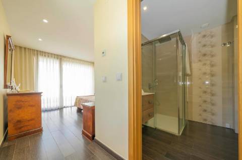 Moradia T5 em U na Aroeira com Conforto e Elegância Excecional