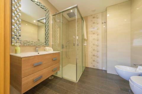 Moradia T5 em U na Aroeira com Conforto e Elegância Excecional