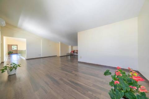 Moradia T5 em U na Aroeira com Conforto e Elegância Excecional