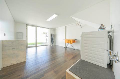 Moradia T5 em U na Aroeira com Conforto e Elegância Excecional