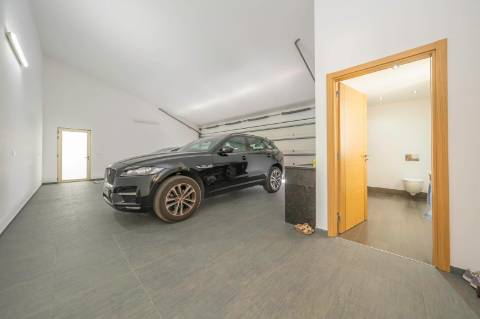 Moradia T5 em U na Aroeira com Conforto e Elegância Excecional