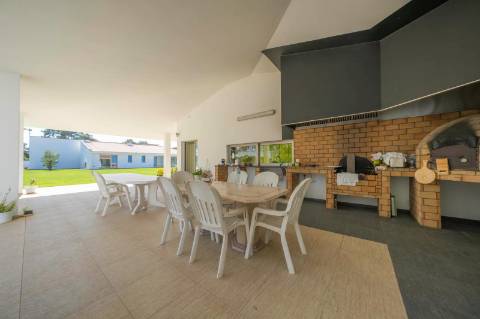 Moradia T5 em U na Aroeira com Conforto e Elegância Excecional