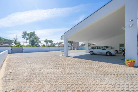 Moradia T5 em U na Aroeira com Conforto e Elegância Excecional