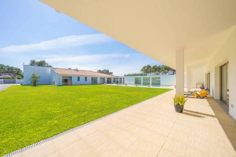 Moradia T5 em U na Aroeira com Conforto e Elegância Excecional