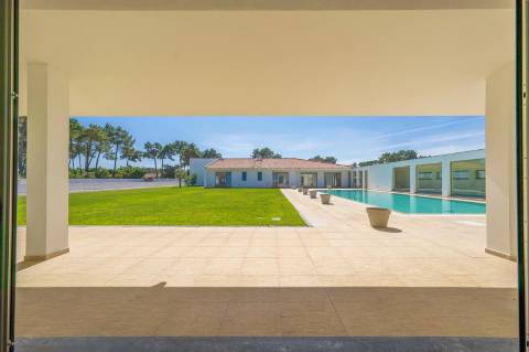 Moradia T5 em U na Aroeira com Conforto e Elegância Excecional