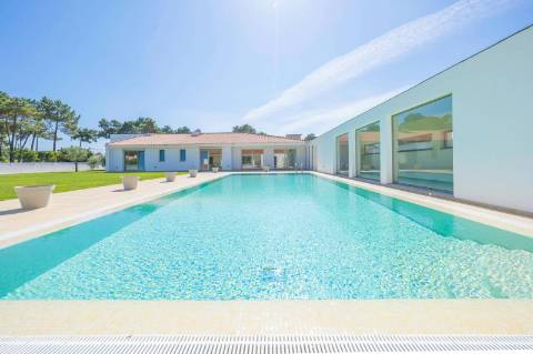 Moradia T5 em U na Aroeira com Conforto e Elegância Excecional