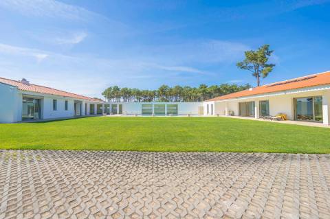 Moradia T5 em U na Aroeira com Conforto e Elegância Excecional