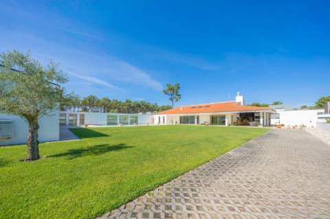 Moradia T5 em U na Aroeira com Conforto e Elegância Excecional