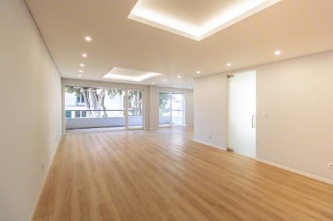 Apartamento de Luxo T3 em Carcavelos: Conforto, Design e Localização Privilegiada