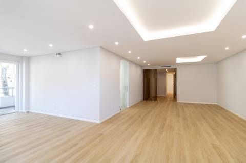 Apartamento de Luxo T3 em Carcavelos: Conforto, Design e Localização Privilegiada