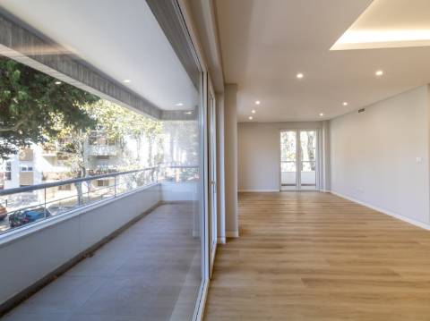 Apartamento de Luxo T3 em Carcavelos: Conforto, Design e Localização Privilegiada