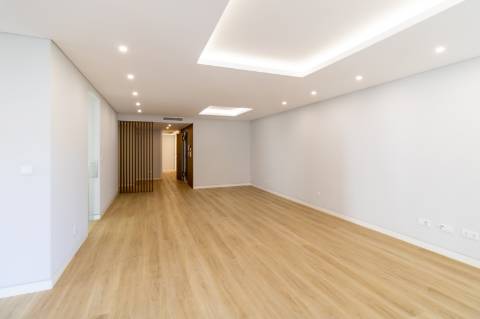 Apartamento de Luxo T3 em Carcavelos: Conforto, Design e Localização Privilegiada