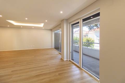 Apartamento de Luxo T3 em Carcavelos: Conforto, Design e Localização Privilegiada