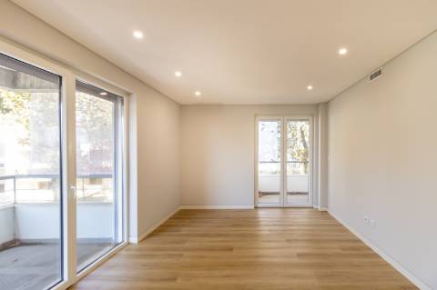 Apartamento de Luxo T3 em Carcavelos: Conforto, Design e Localização Privilegiada