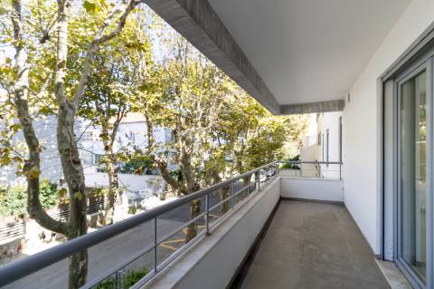 Apartamento de Luxo T3 em Carcavelos: Conforto, Design e Localização Privilegiada