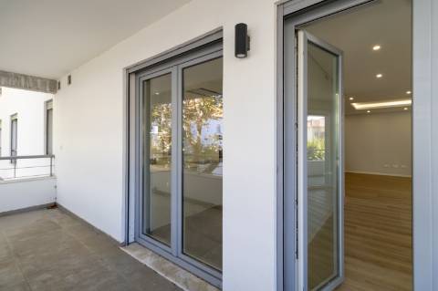 Apartamento de Luxo T3 em Carcavelos: Conforto, Design e Localização Privilegiada