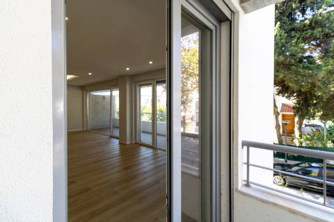 Apartamento de Luxo T3 em Carcavelos: Conforto, Design e Localização Privilegiada