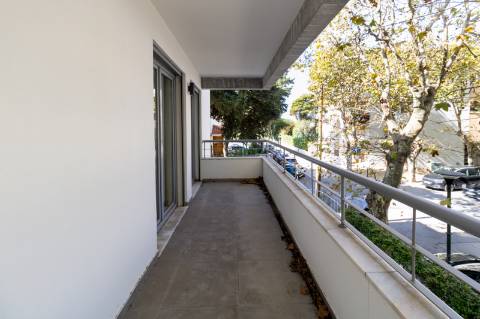 Apartamento de Luxo T3 em Carcavelos: Conforto, Design e Localização Privilegiada